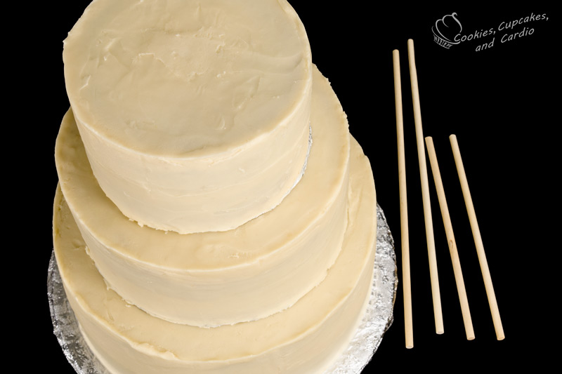 How to Use Wood Dowels in Stacked Cakes  How to stack cakes, Stacking a wedding  cake, Cake dowels