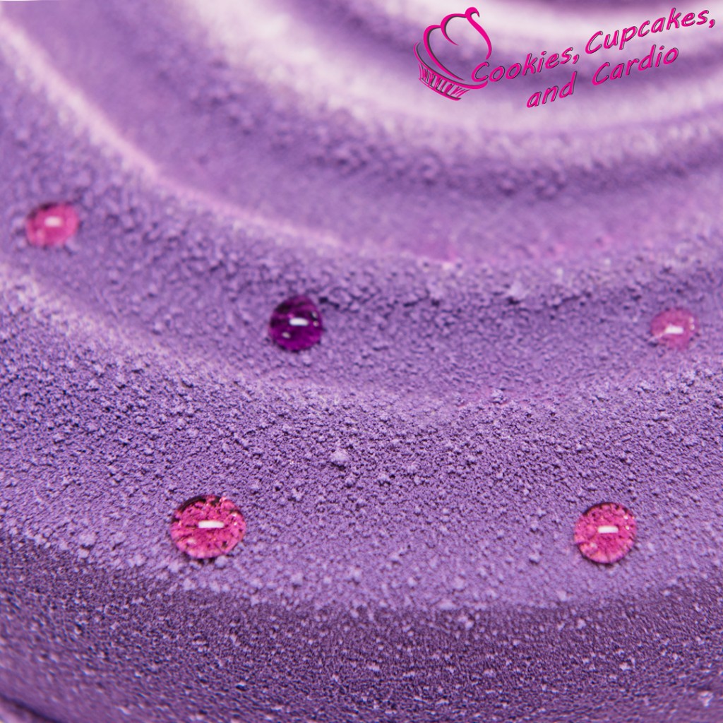 velvet spray cake with water drops